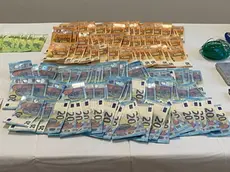 La droga e i contanti sequestrati allo spacciatore a Silea