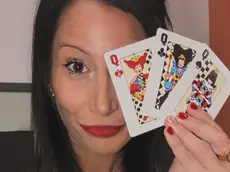 Serena Conti con tre regine dal mazzo Dal Negro da lei illustrato