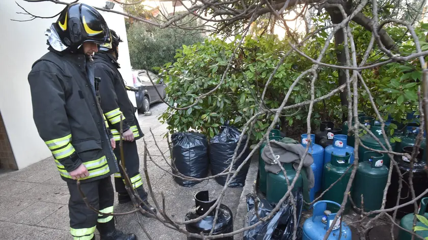 I vigili del fuoco sul luogo dove è avvenuta la fuga di gas