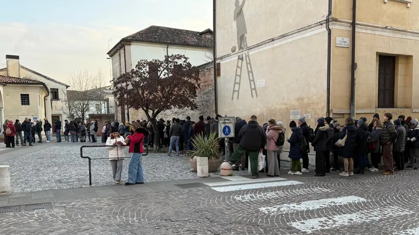 Coda per accedere alla mostra di Goldin