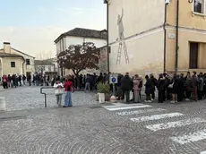 Coda per accedere alla mostra di Goldin