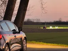 Gli investigatori sul luogo in cui è stato rinvenuto il corpo del giovane, in un campo del Comune di Mira