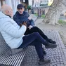 Domenico Basso assieme a Franco Romano durante l’intervista sulla panchina sulla riva del Cagnan