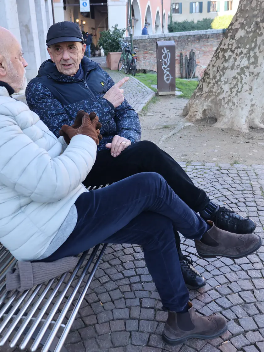 Domenico Basso assieme a Franco Romano durante l’intervista sulla panchina sulla riva del Cagnan