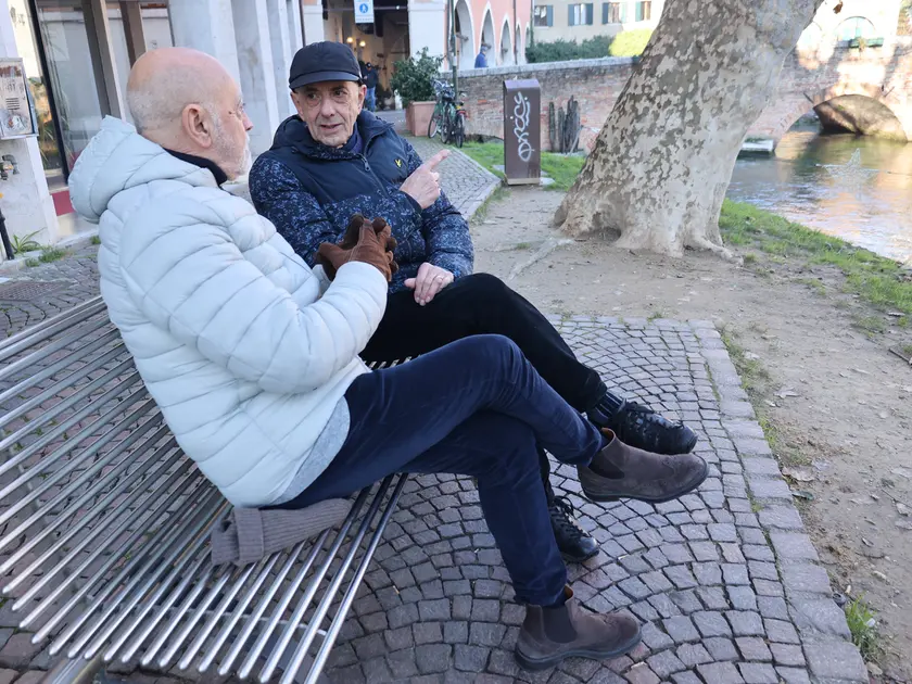 Domenico Basso assieme a Franco Romano durante l’intervista sulla panchina sulla riva del Cagnan