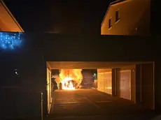 La Bmw data alle fiamme in via Giolli a Fonte