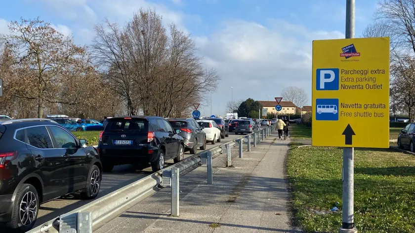 Lunga coda verso l'Outlet di Noventa per i saldi