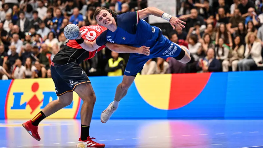 Una conclusione di Simone Mengon contro la Spagna (foto Luigi Canu)