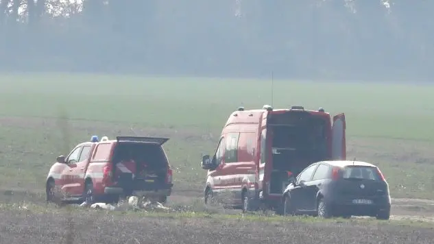 Vigili del fuoco durante i rilevamenti nel luogo in cui è stato ritrovato il cadavere di Sergiu Tarna