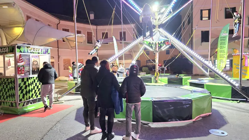Una giostra in piazza D'Annunzio a Montebelluna