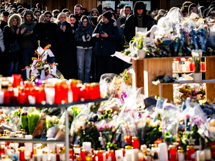 Strage di Crans-Montana folla commossa