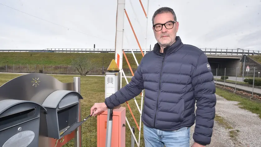 Agostino Perencin mostra una delle cassette vandalizzate