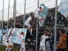 La squadra con i tifosi dopo un gol