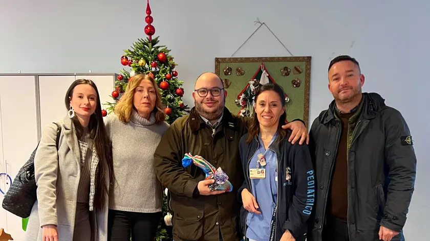 Claudio Borgia (al centro) con una calza tricolore in mano