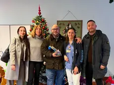 Claudio Borgia (al centro) con una calza tricolore in mano