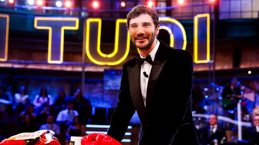 Stefano De Martino durante il programma televisivo della Rai, Affari Tuoi speciale Lotteria Italia