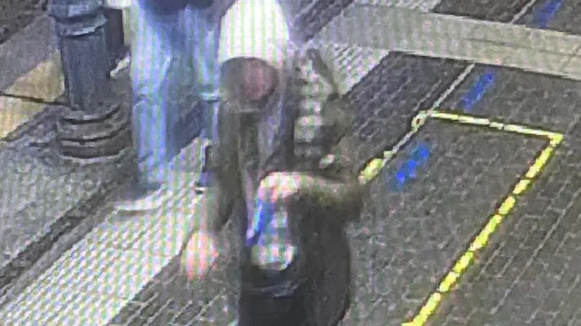 In un frame della Polizia di Stato, il cittadino croato 36enne, già noto alla Polizia Ferroviaria, fermato per l'aggressione al capotreno Alessandro Ambrosio