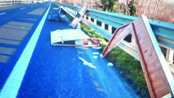 La casetta di Natale in legno e il bagno chimico caduti dal furgone in A28