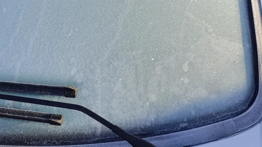 Un parabrezza ghiacciato. A Conegliano un incidente causato dalla scarsa visibilità