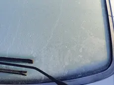 Un parabrezza ghiacciato. A Conegliano un incidente causato dalla scarsa visibilità