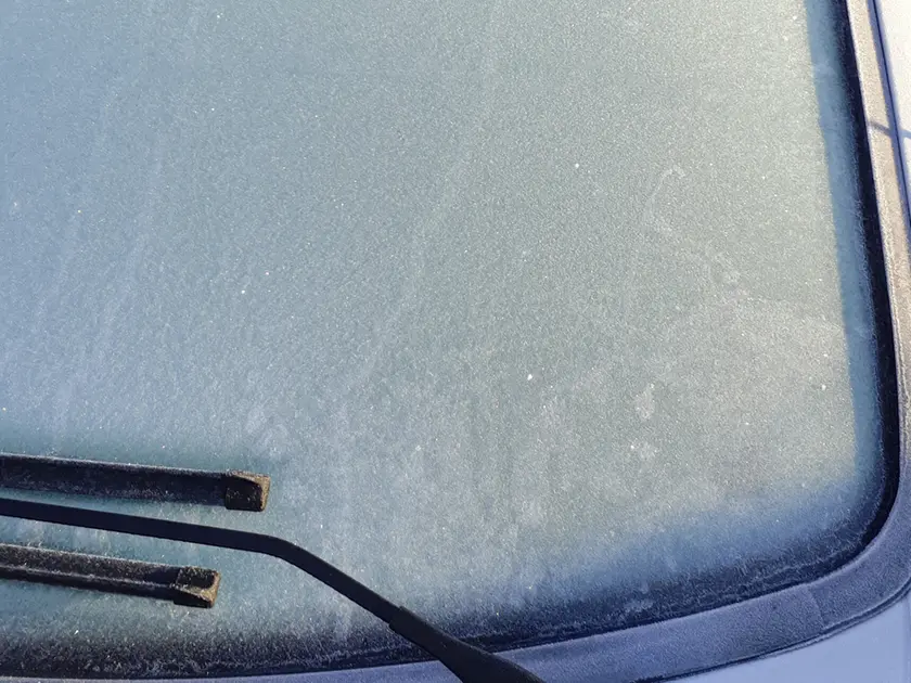Un parabrezza ghiacciato. A Conegliano un incidente causato dalla scarsa visibilità