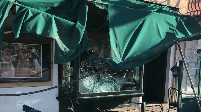 La vetrina colpita dal rimorchio