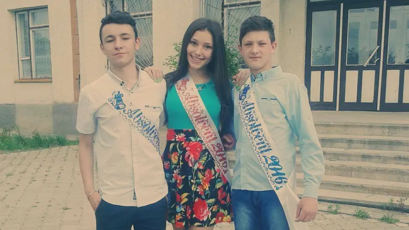 Sergiu Tarna (a destra) in una foto di fine anno scolastico, poco prima di partire con la famiglia per l’Italia