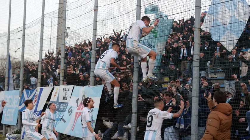I giocatori del Treviso esultano con i tifosi dopo un gol