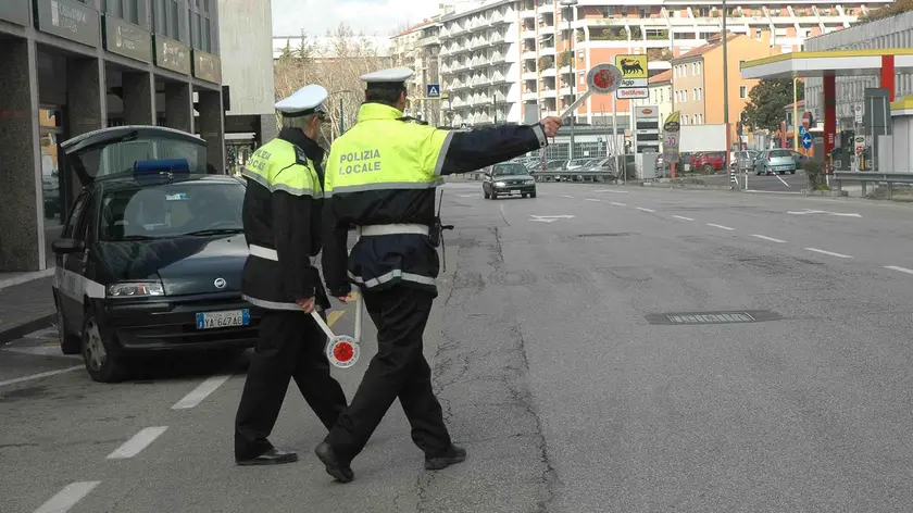 Due agenti della polizia locale in servizio