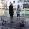 Mario Martinelli mentre conversa con Domenico Basso durante l'intervista sulla panchina sulla riva del Cagnan