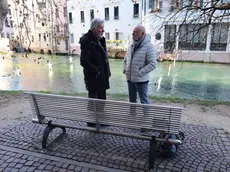 Mario Martinelli mentre conversa con Domenico Basso durante l'intervista sulla panchina sulla riva del Cagnan