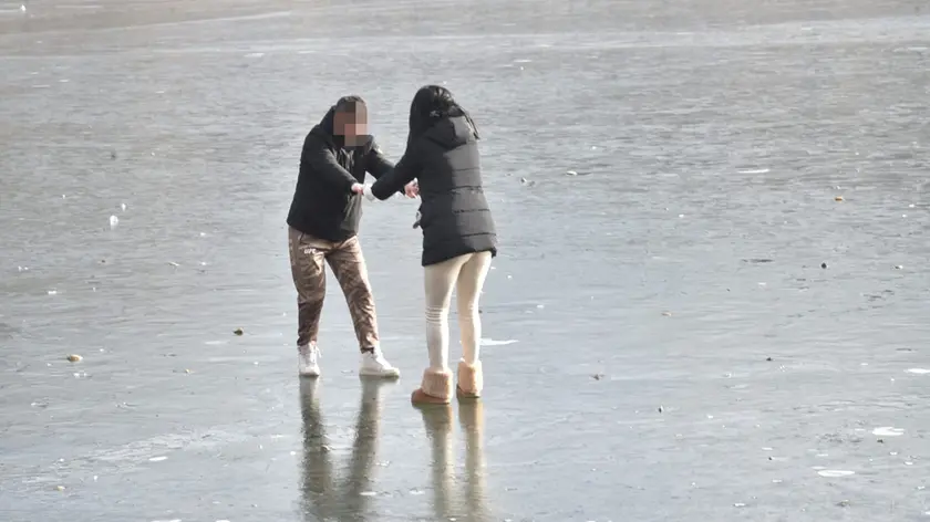 Turisti sul lago ghiacciato