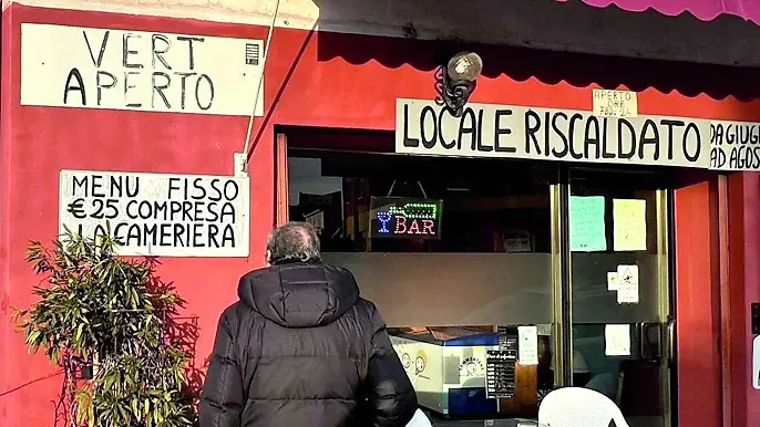 Il cartello che compare da molti anni all’esterno del bar