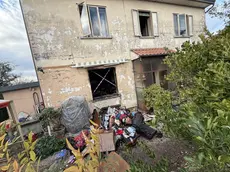 La casa pesantemente danneggiata dall'incendio