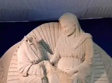La scultura senza testa nel presepe di sabbia a Lignano: nessun atto vandalico, è colpa del freddo