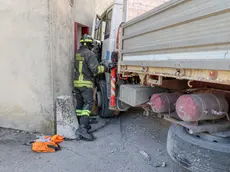 L'intervento dei vigili del fuoco sul luogo di un incidente sul lavoro