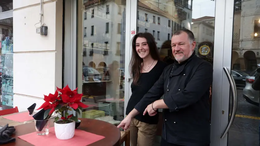 Carlo e Sara, dipendenti del bar Battisti di Treviso: hanno trovato la busta con i soldi, dimenticata dalla cliente, e l’hanno portata ai carabinieri
