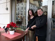 Carlo e Sara, dipendenti del bar Battisti di Treviso: hanno trovato la busta con i soldi, dimenticata dalla cliente, e l’hanno portata ai carabinieri