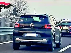 L’auto del presunto truffatore scortata dai carabinieri del Nucleo radiomobile di Sacile