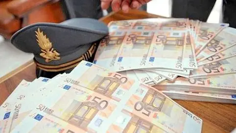 Lui nullatenente, lei finta dipendente: così una coppia evadeva il fisco. Sequestri della guardia di finanza
