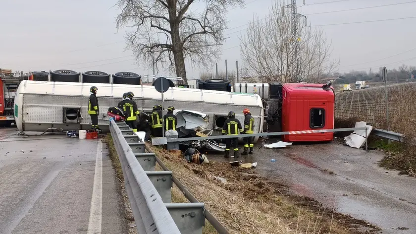 Il tir ribaltato. Foto di Diego Bortolotto