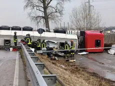 Il tir ribaltato. Foto di Diego Bortolotto