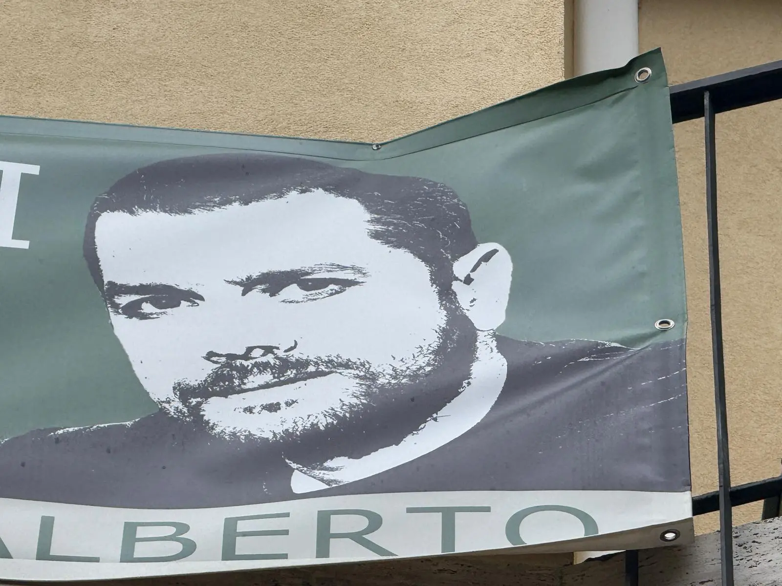 Lo striscione che campeggiava fuori dalla casa del lido