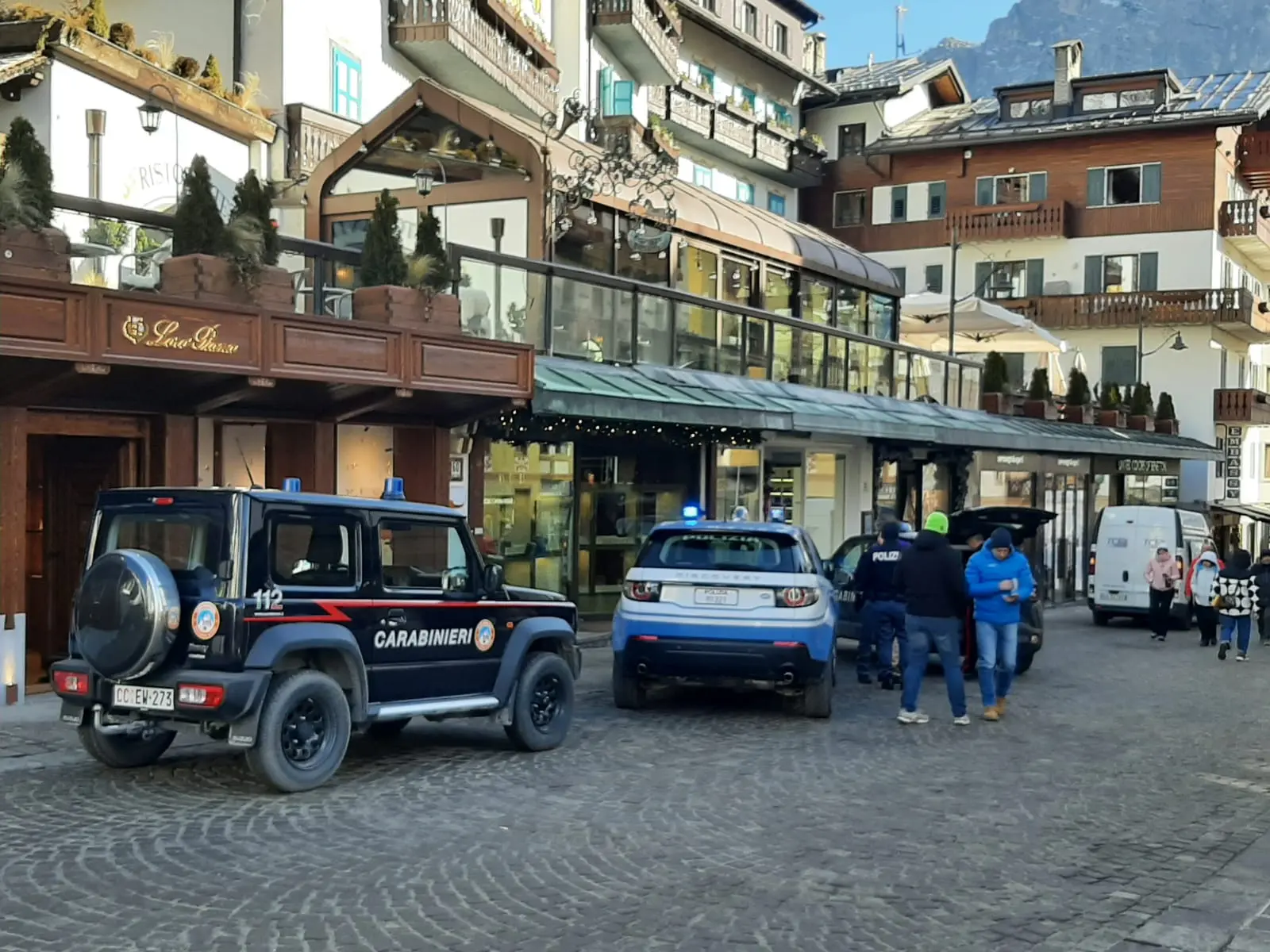 Carabinieri e polizia sul luogo della rapina alla gioielleria Salvati in corso Italia a Cortina d'Ampezzo