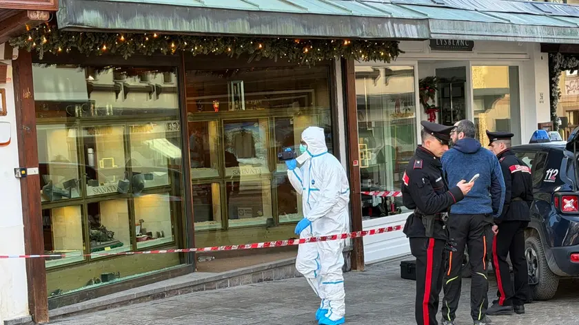 I rilievi dei carabinieri alla gioielleria Cacciari Salvati in corso Italia a Cortina