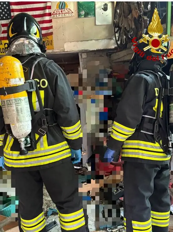 I vigili del fuoco nel garage della tragedia