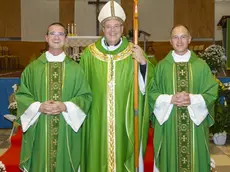 Don Alberto Piasentin e don Matteo Andretto con il vescovo