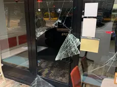 La vetrina di un negozio a Treviso infranta dopo un colpo dei ladri