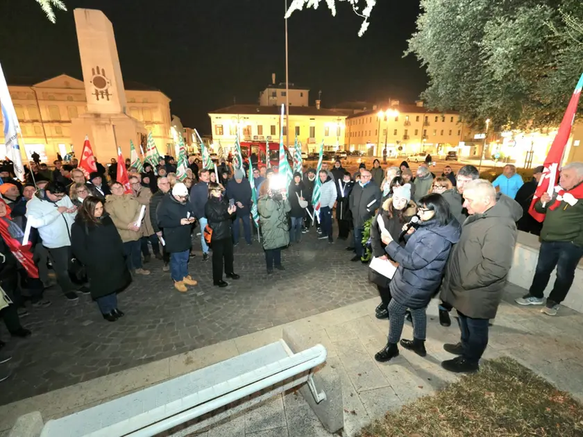 La manifestazione per dire basta ai morti sul lavoro (foto Macca)