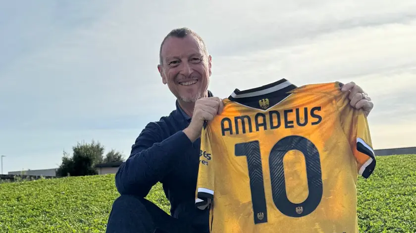 Amadeus mostra la sua maglia dell'Udinese personalizzata
